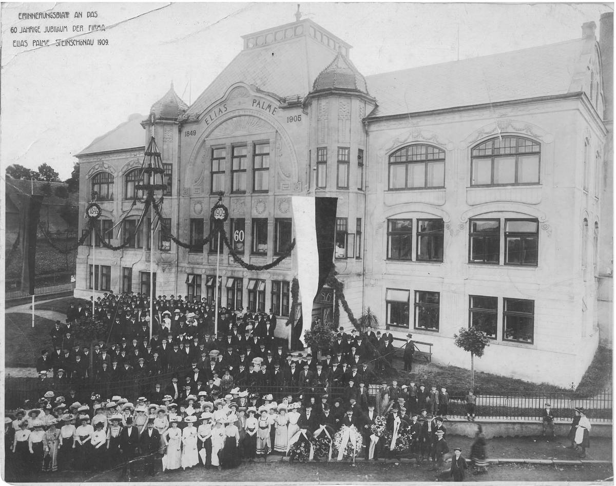 Employees in front of the factory, 1909